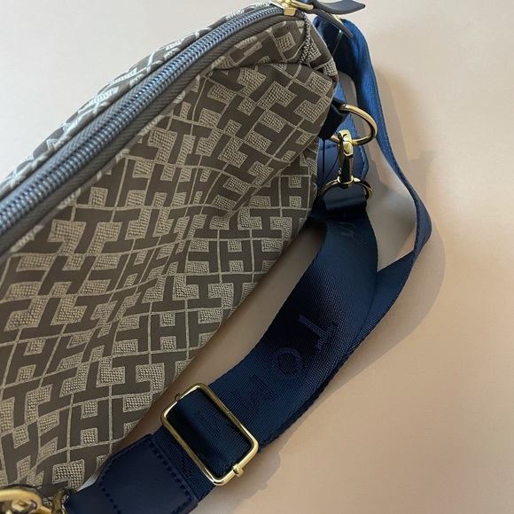 Tommy Hilfiger Logo Brown Signature Crossbody Bag - Picture 3 of 5